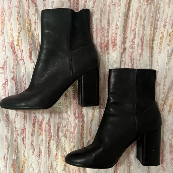 Slightly worn Dolce Vita Chelsea ankle boot - Picture 8 of 8